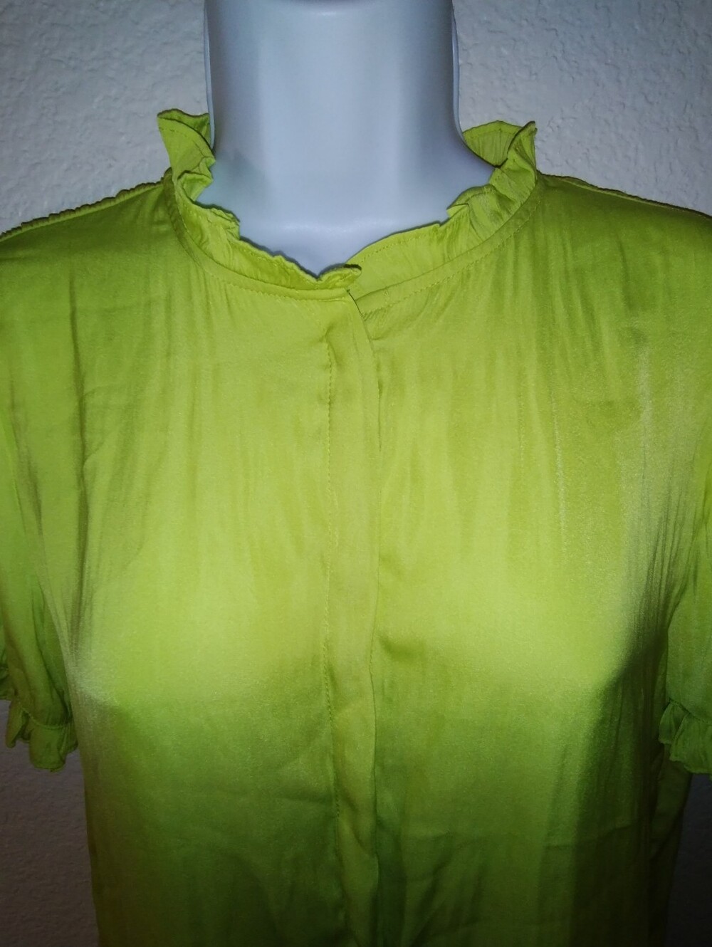 Tahari Blouse S/S Line Green Size Medium NWT
